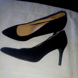 Basic Black Pumps